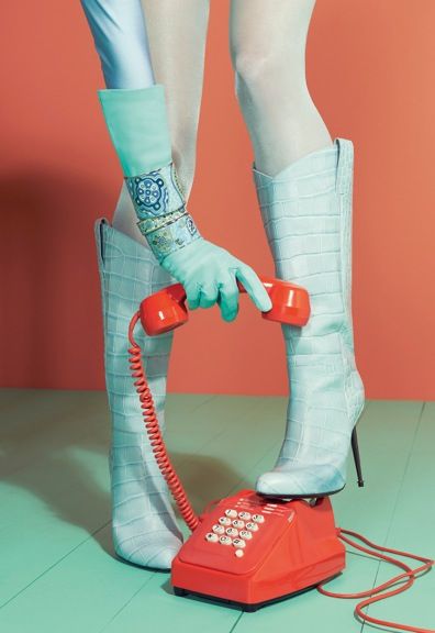 bottes bleus sur telephone rouge retro
