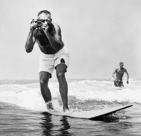 homme sur planche de surf avec appareil photo