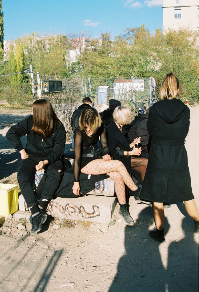 groupe de jeunes femmes habillées en noir, assises a l'extérieur Berlin