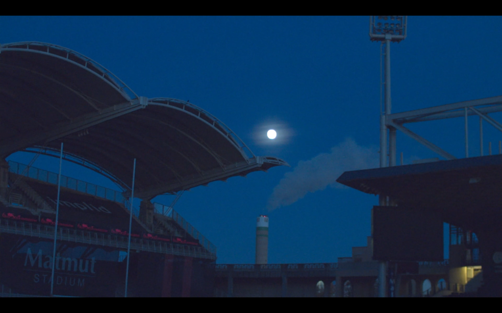Stade de foot vu de nuit éclairé par le pleine lune