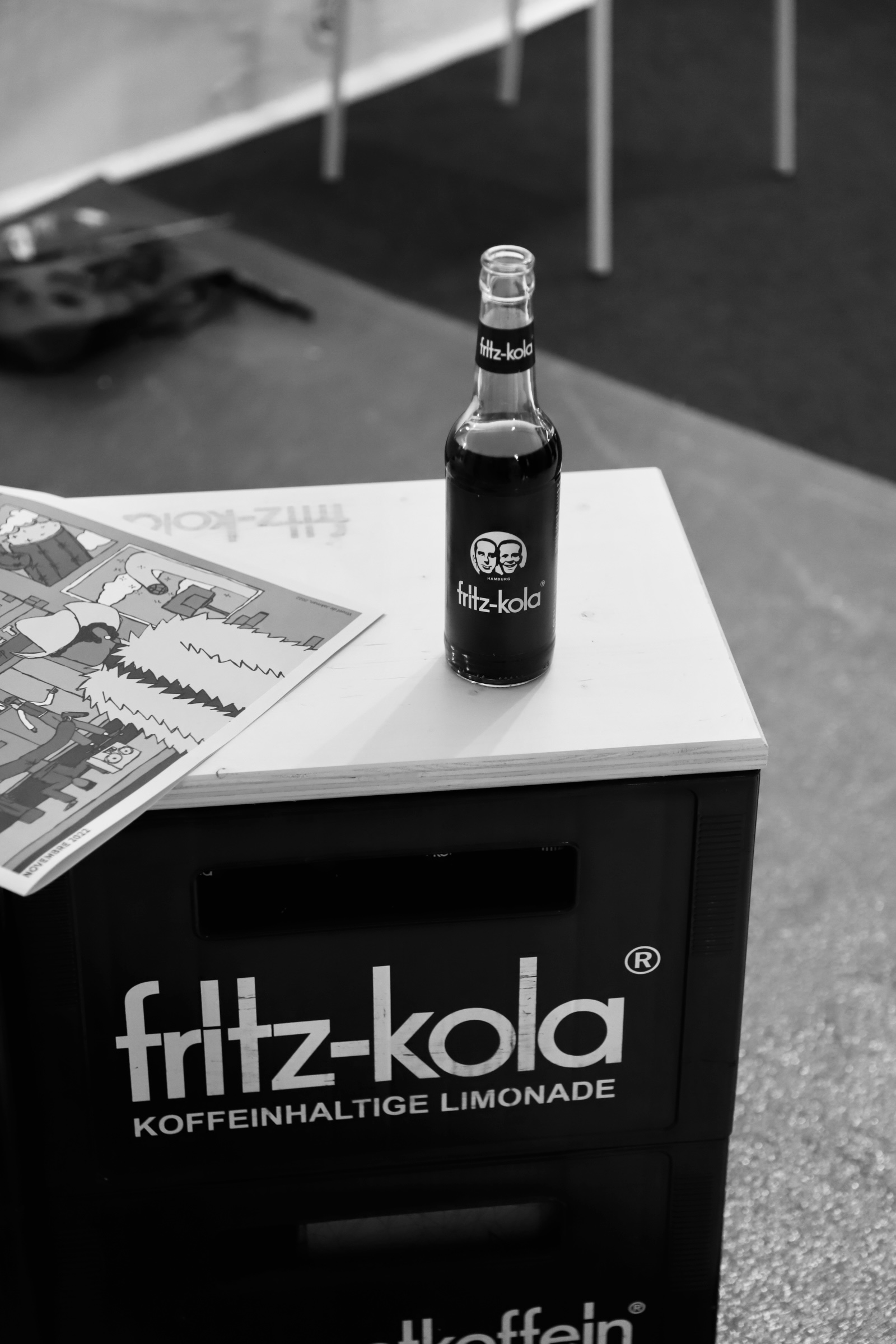 une bouteille de fritz kola posé sur des caisses fritz kola lors d'urban influence